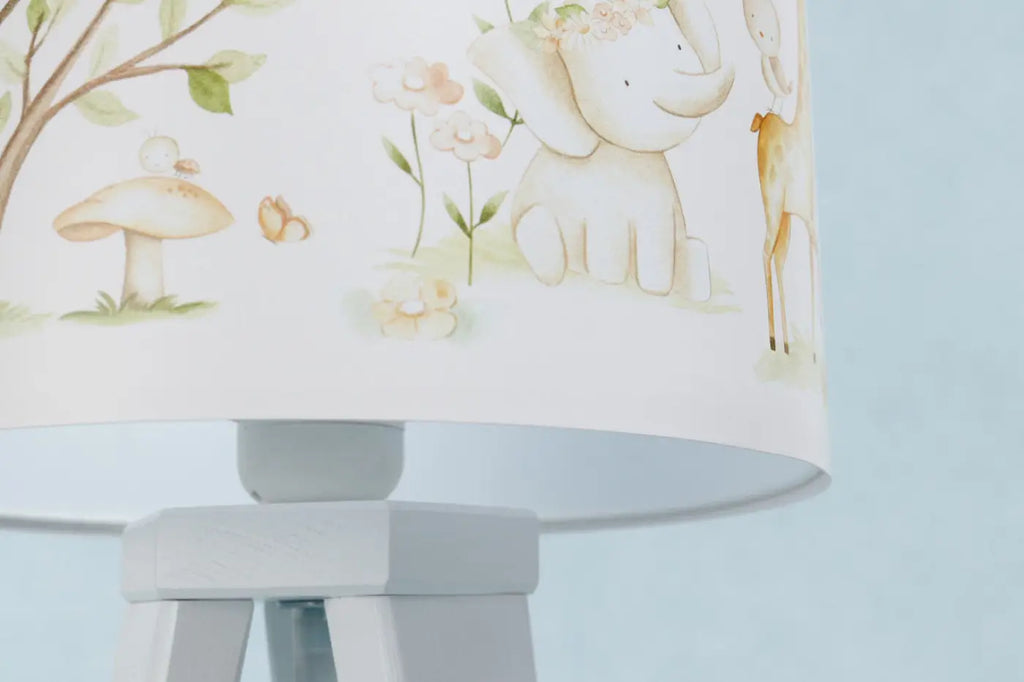 Lampe de chevet enfant au pied en bois, animaux de la savane