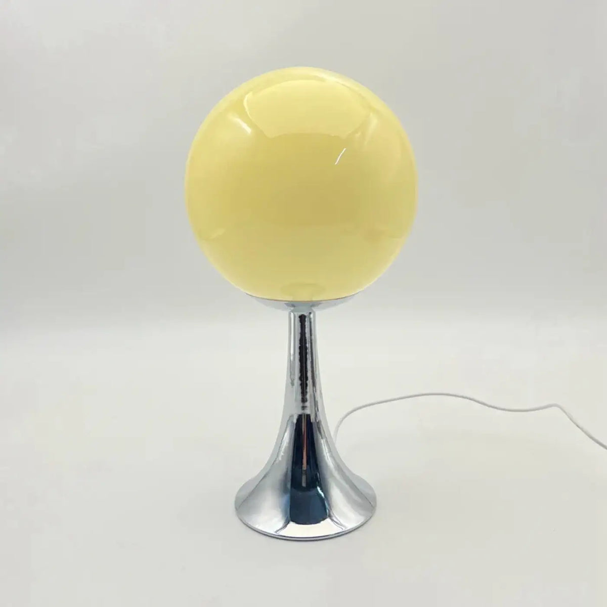 Lampe de chevet globe en verre sur pied chromé, quatre coloris, crème