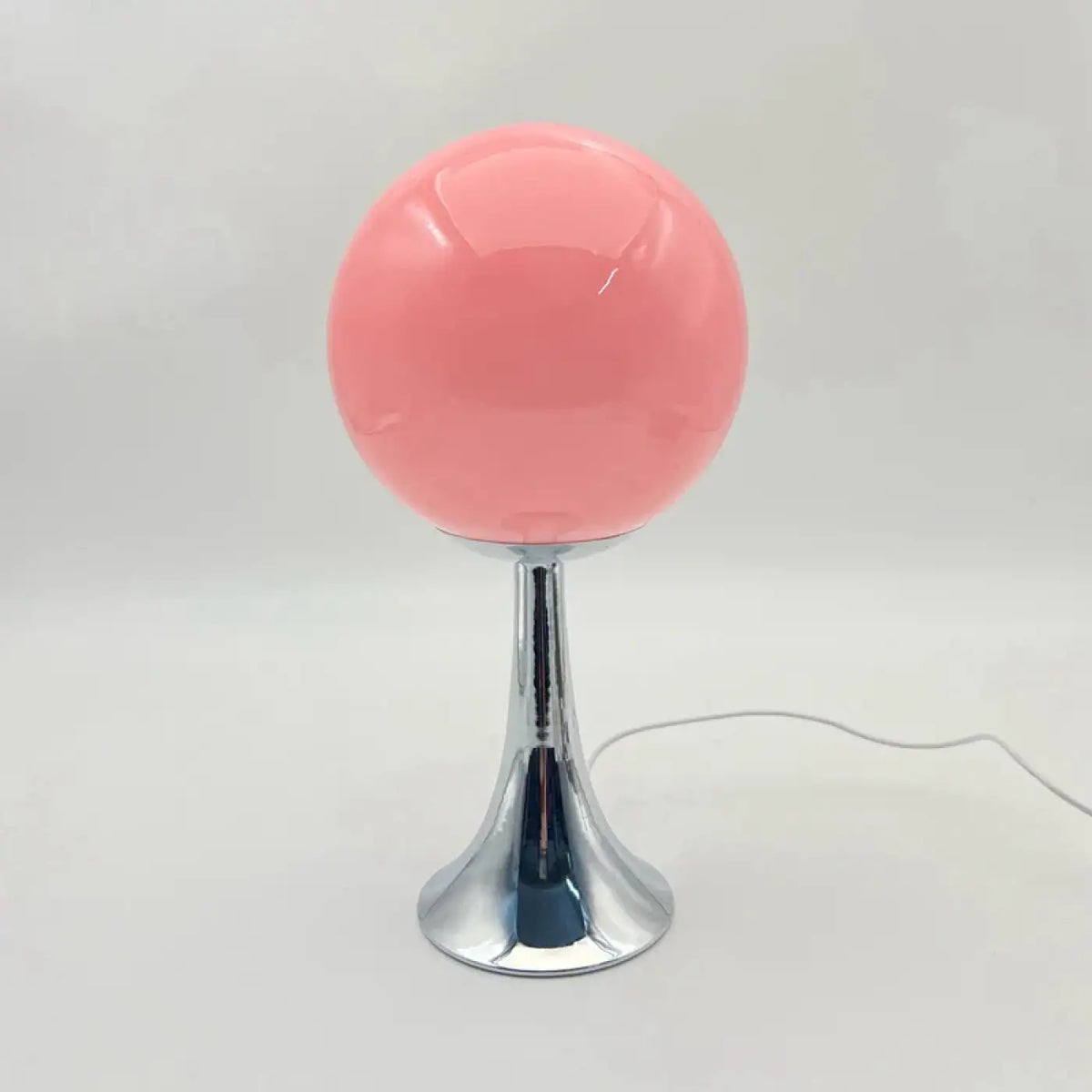 Lampe de chevet globe en verre sur pied chromé, quatre coloris, rose