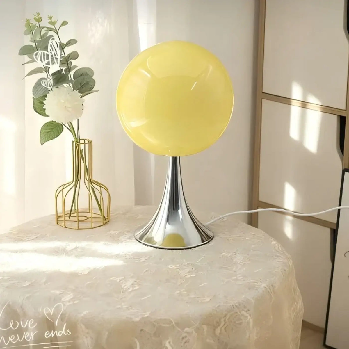 Lampe de chevet globe en verre sur pied chromé, quatre coloris