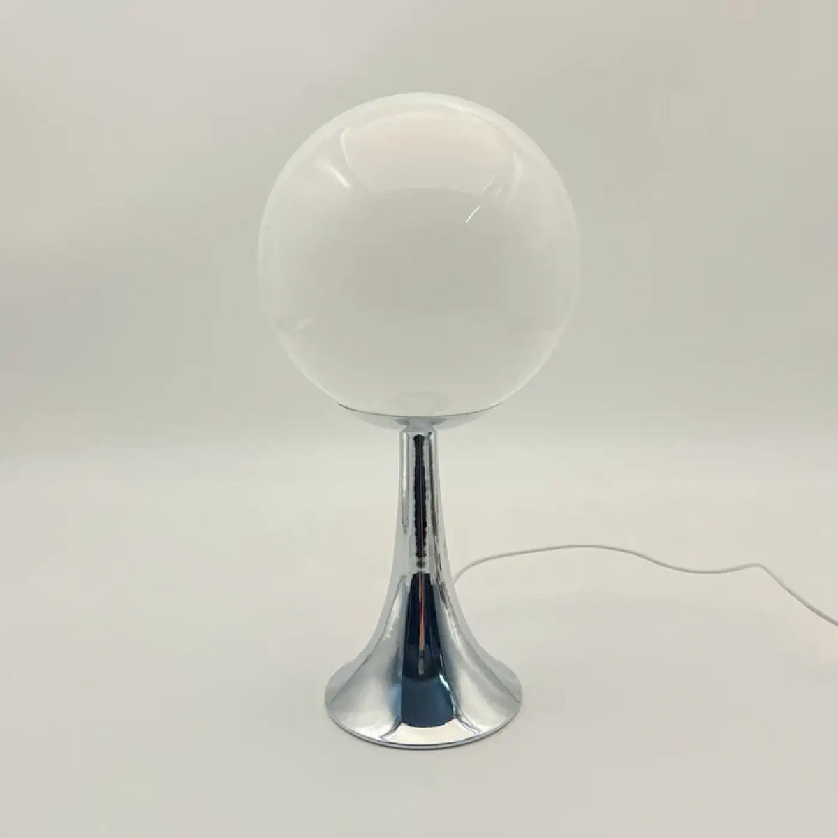 Lampe de chevet globe en verre sur pied chromé, quatre coloris, blanc