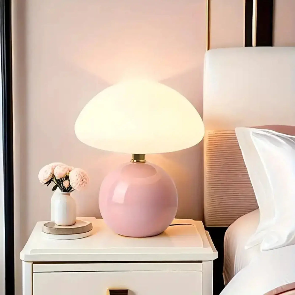 Lampe champignon rose à abat-jour opalin, style rétro