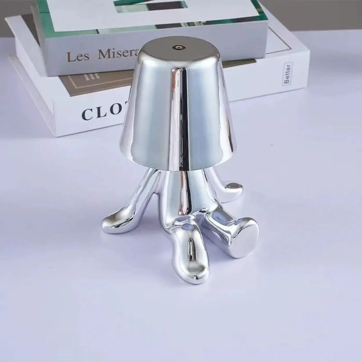 Lampe de chevet figurine à effet métallisé, doré ou argenté, argenté