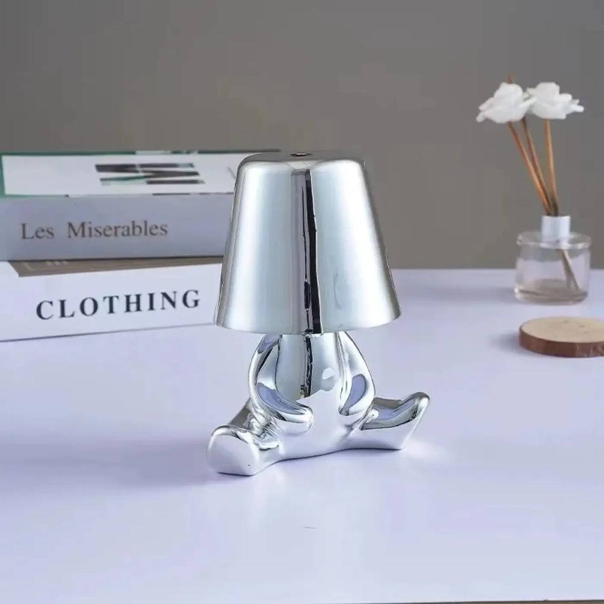 Lampe de chevet figurine à effet métallisé, doré ou argenté, argenté