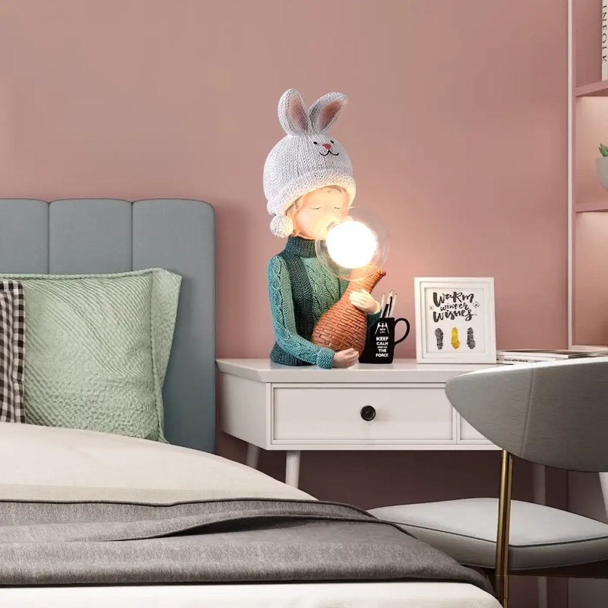 Lampe de chevet personnage au bonnet lapin et globe en verre