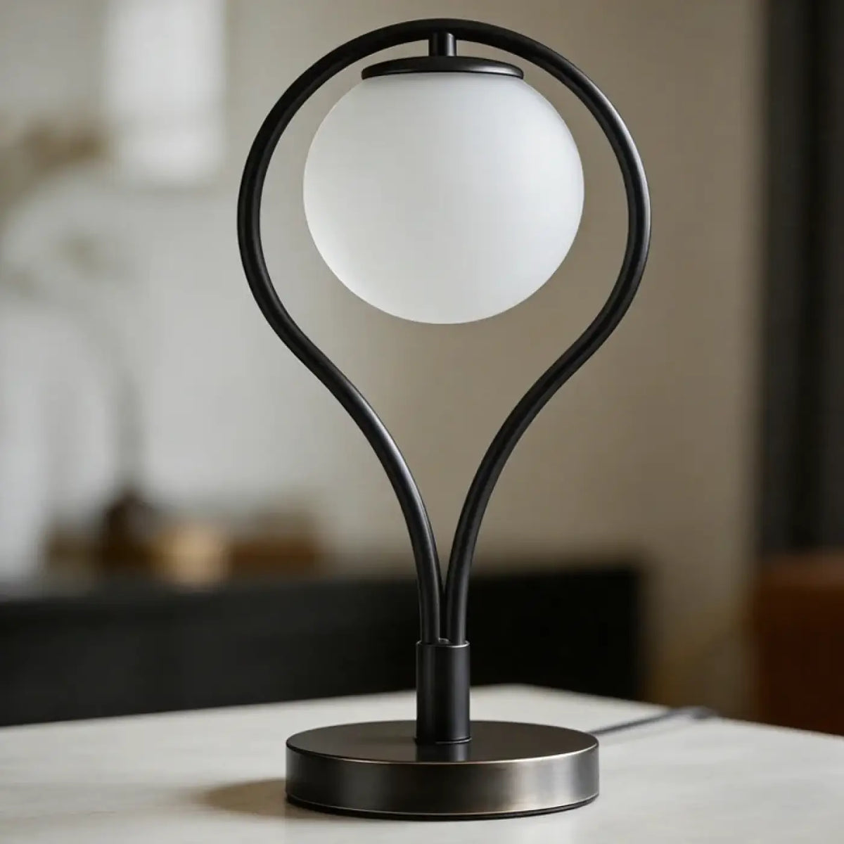 Lampe de chevet à globe opalin et structure en métal noir