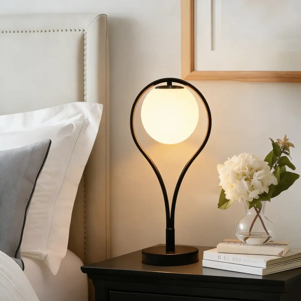 Lampe de chevet à globe opalin et structure en métal noir