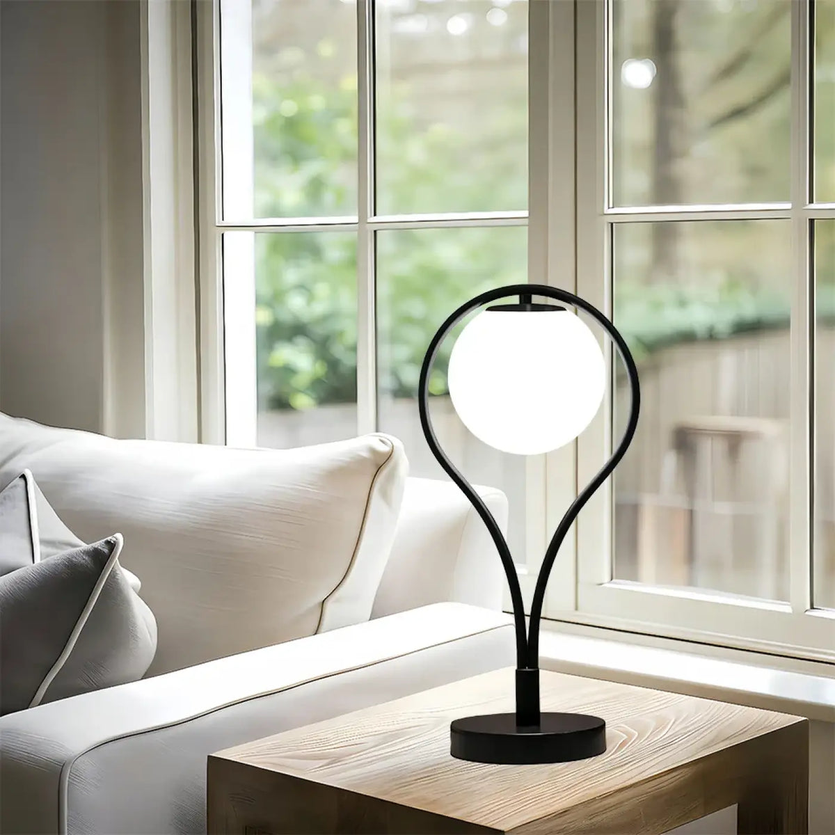 Lampe de chevet à globe opalin et structure en métal noir