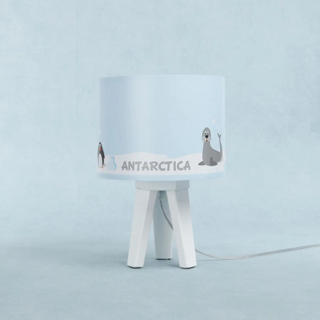 Lampe de chevet enfant en bois, pingouins sur la banquise bleu clair