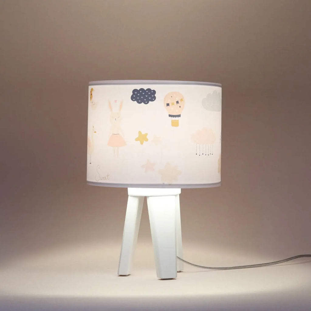 Lampe de chevet enfant à motifs animaliers, pied en bois