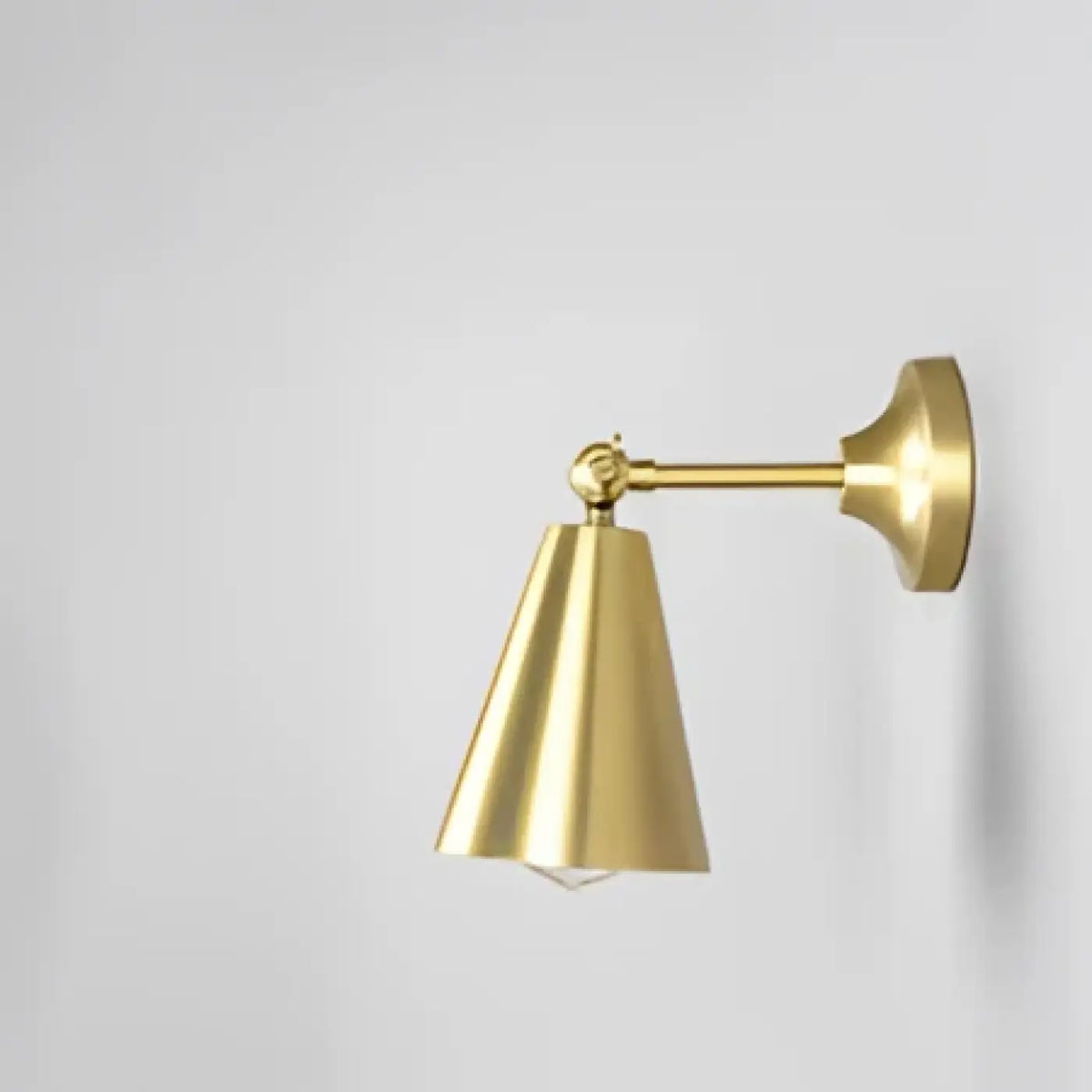 Lampe de chevet industrielle en métal, cône finition laiton, doré