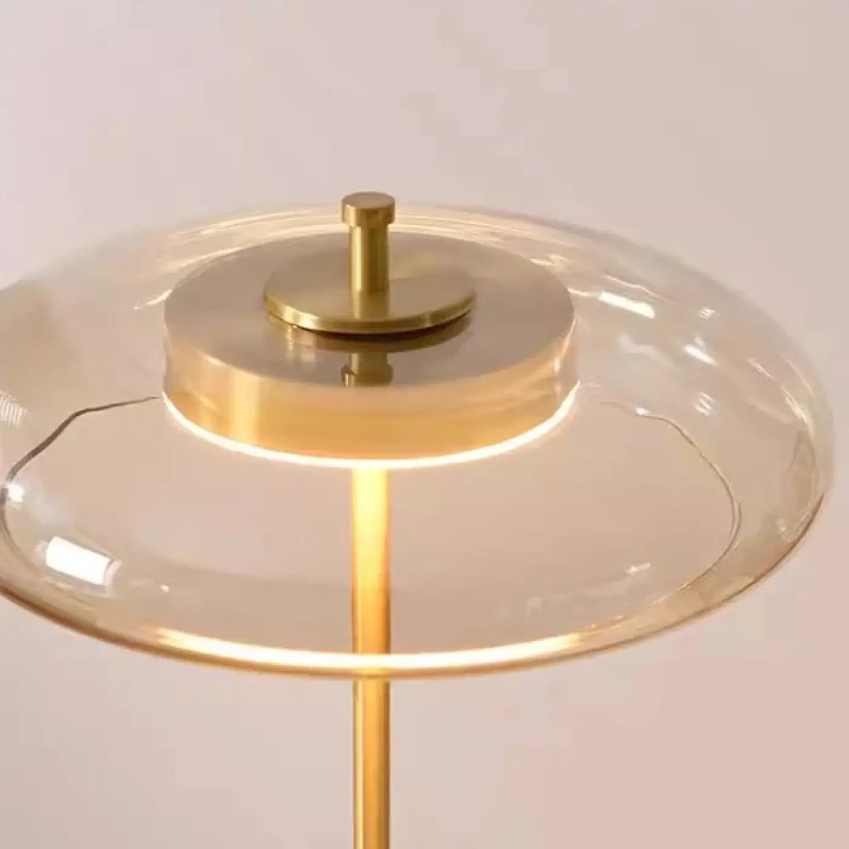 Lampe de chevet moderne aux lignes épurées