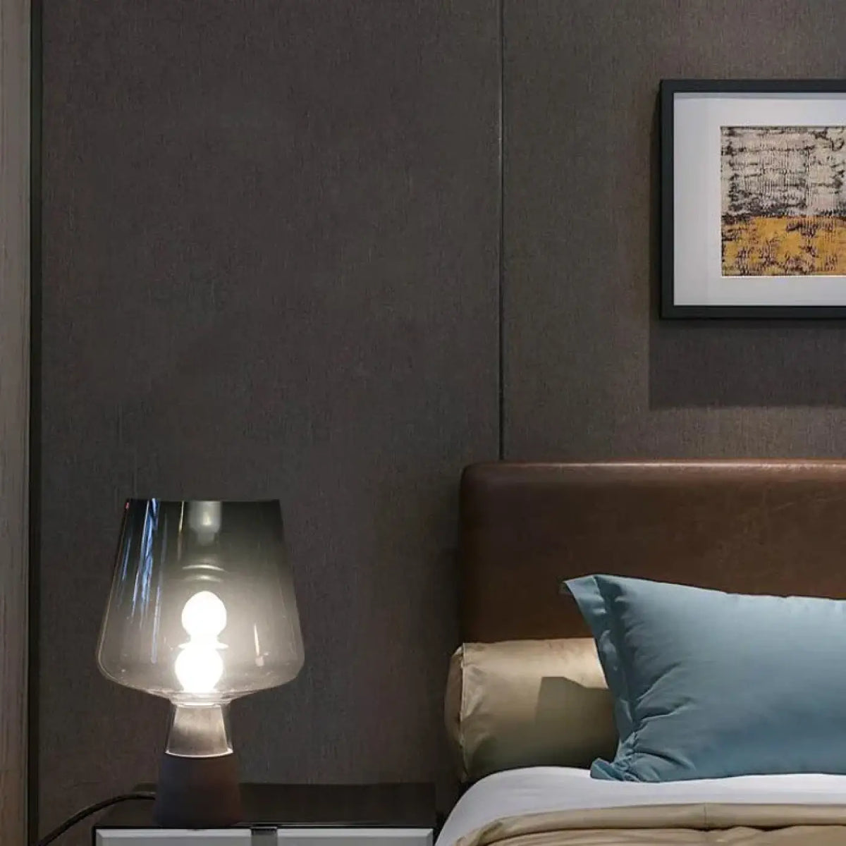 Lampe de chevet en verre fumé, pied effet béton, ambre ou gris