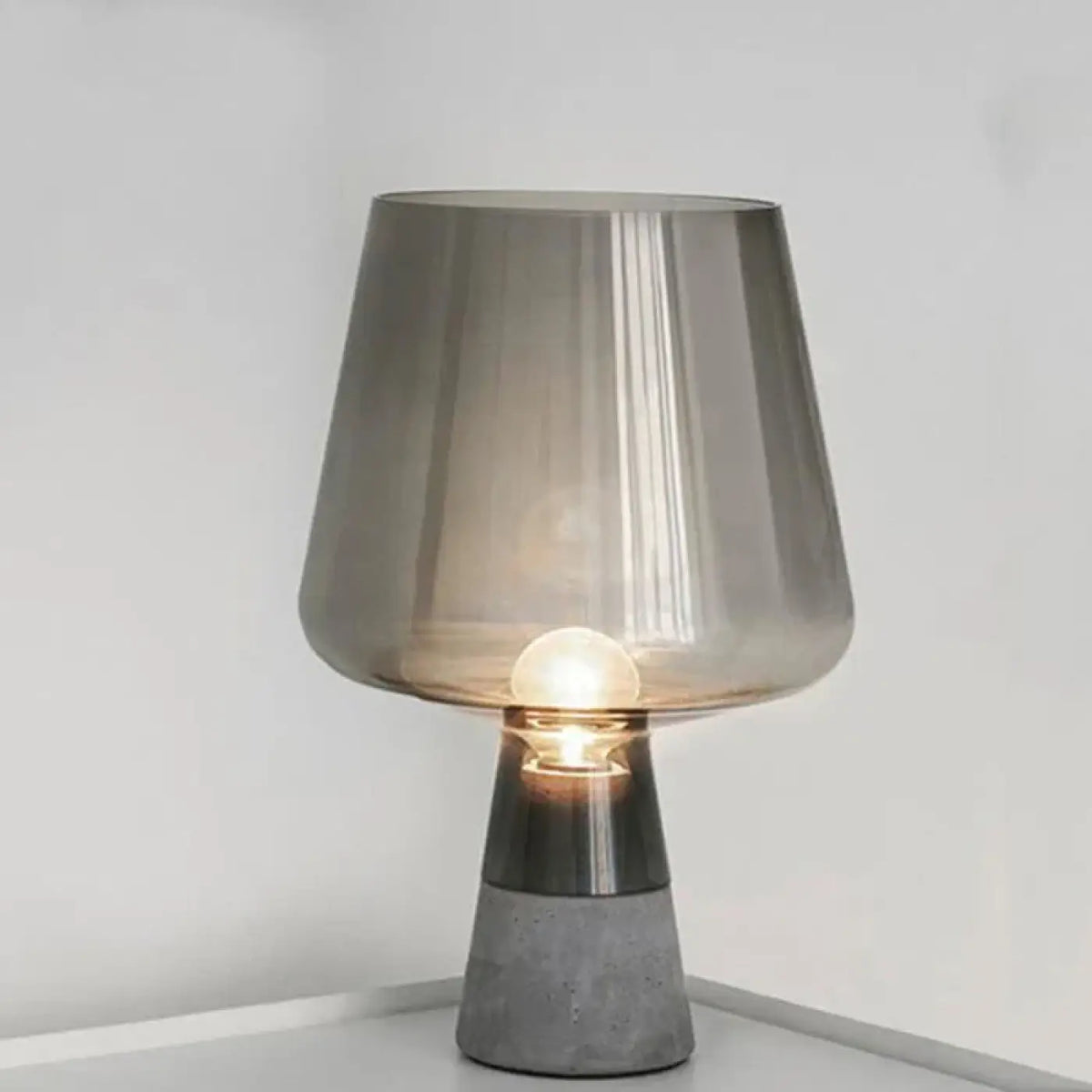 Lampe de chevet en verre fumé, pied effet béton, ambre ou gris, gris
