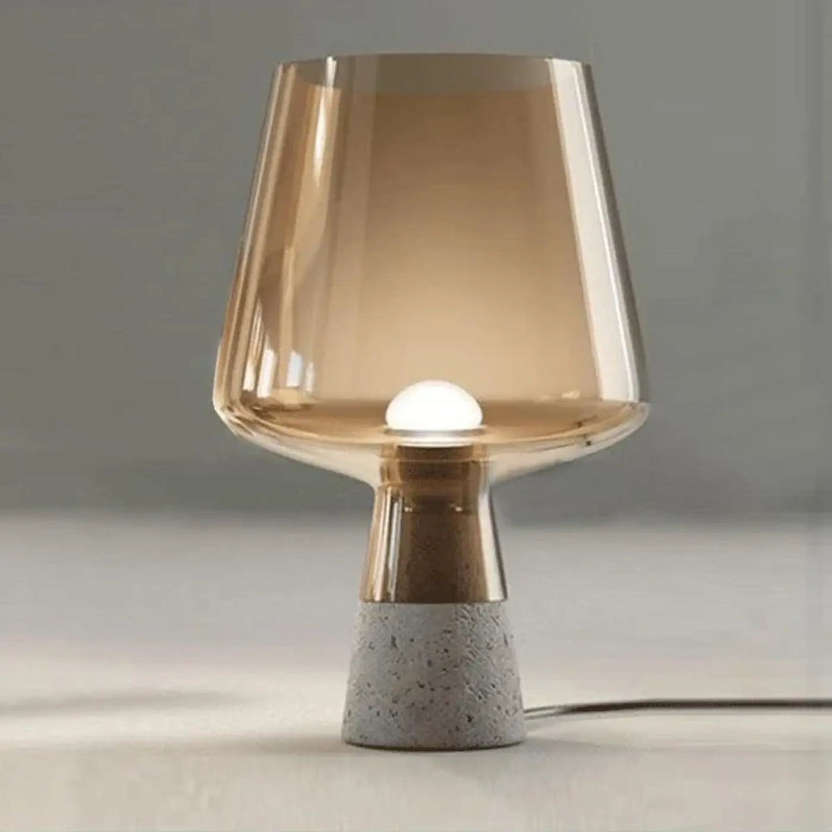 Lampe de chevet en verre fumé, pied effet béton, ambre ou gris, ambre