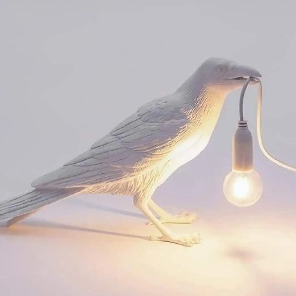 Lampe corbeau à poser, l'oiseau tient l'ampoule, trois coloris, blanc