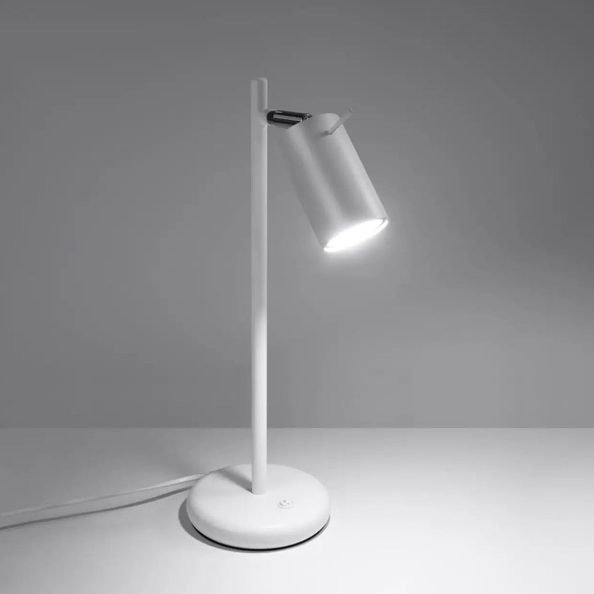 Lampe de bureau à tige fine et spot orientable, blanc ou noir
