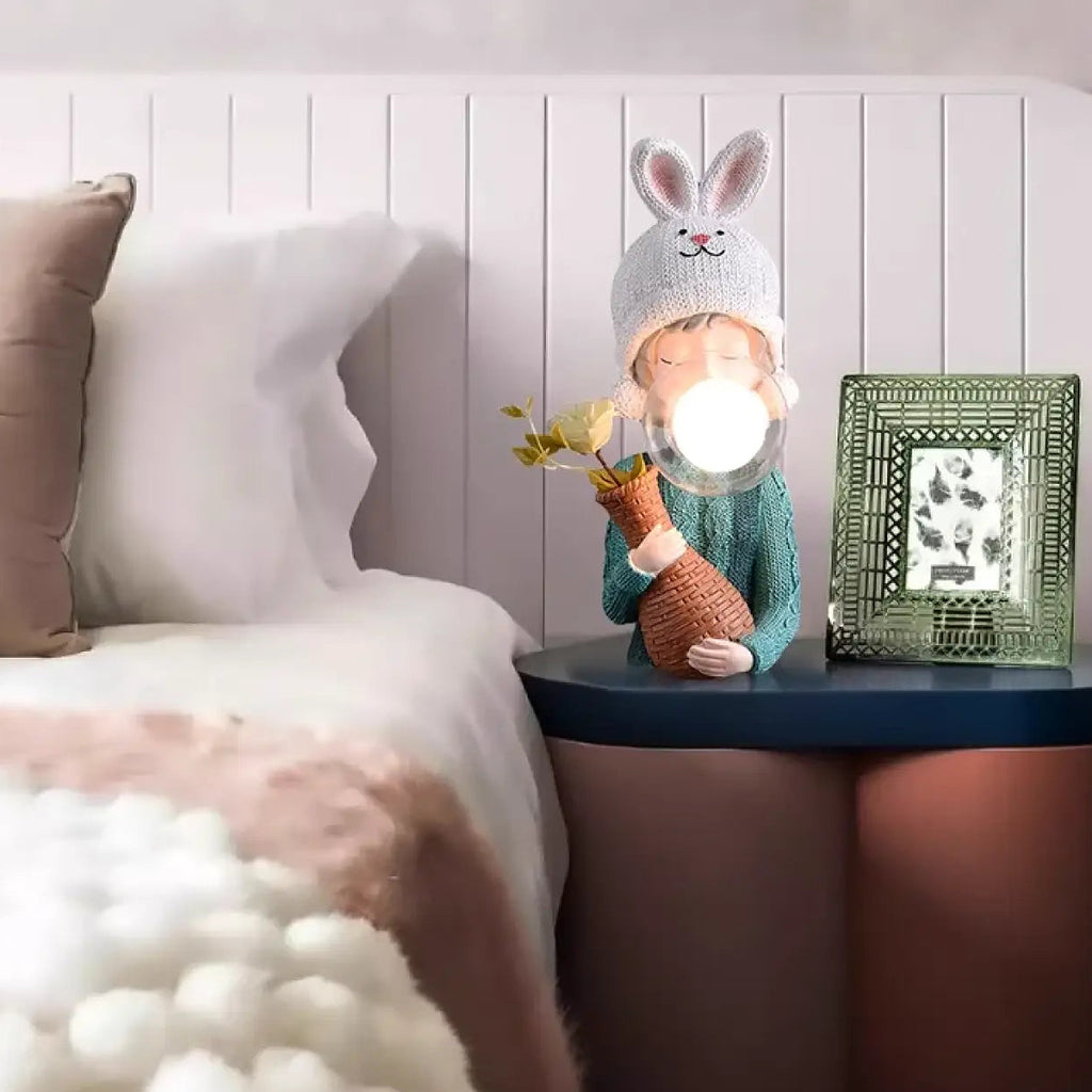 Lampe de chevet personnage au bonnet lapin et globe en verre