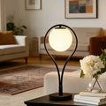 Lampe de chevet à globe opalin et structure en métal noir