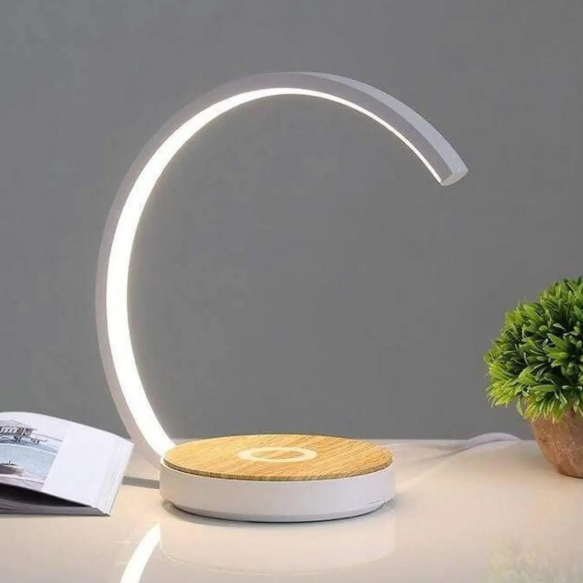 Lampe de chevet design LED, dorée ou blanche, blanc