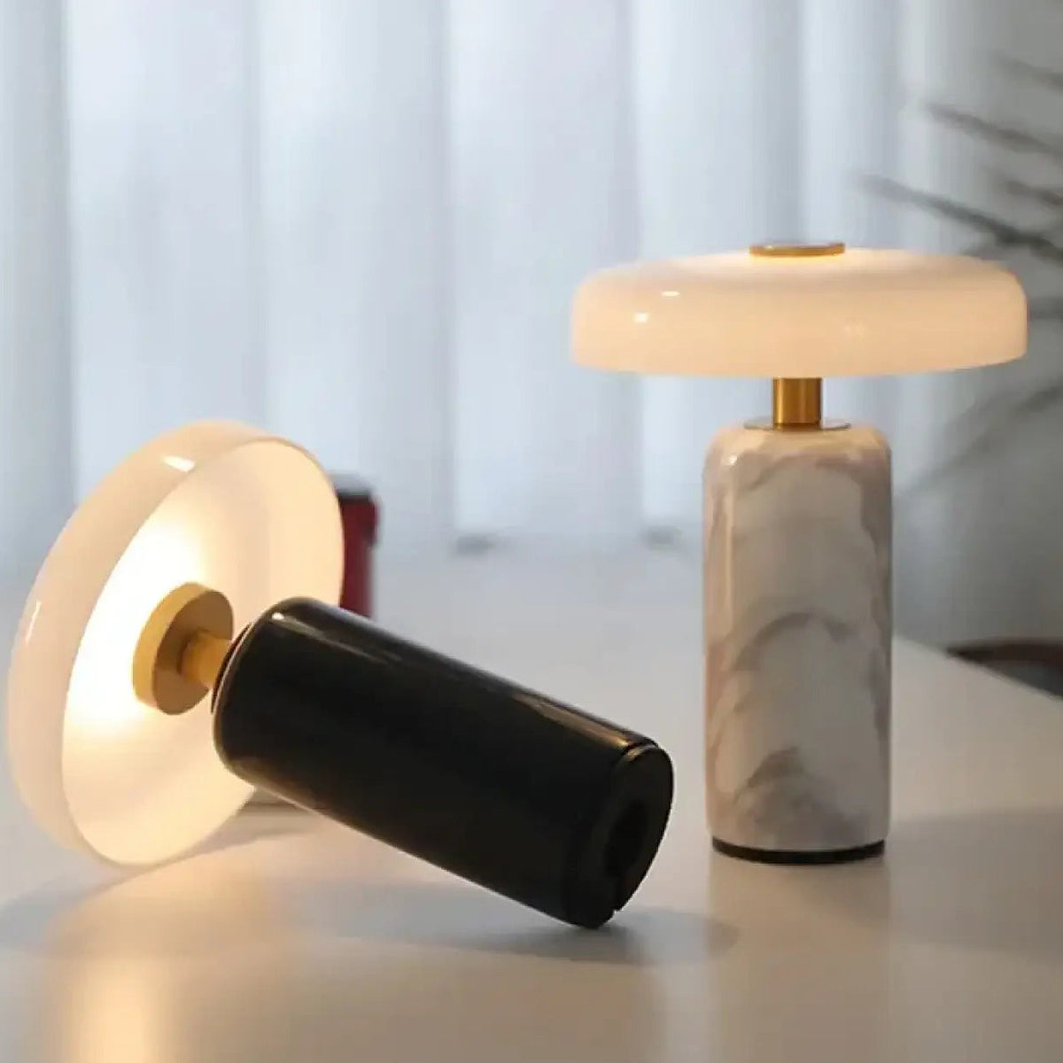 Lampe de chevet à finition effet marbre, noir, blanc ou rouge