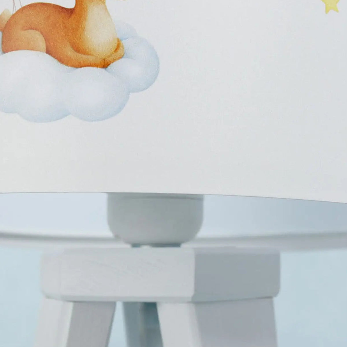 Lampe de chevet enfant faon sur un nuage, pied en bois
