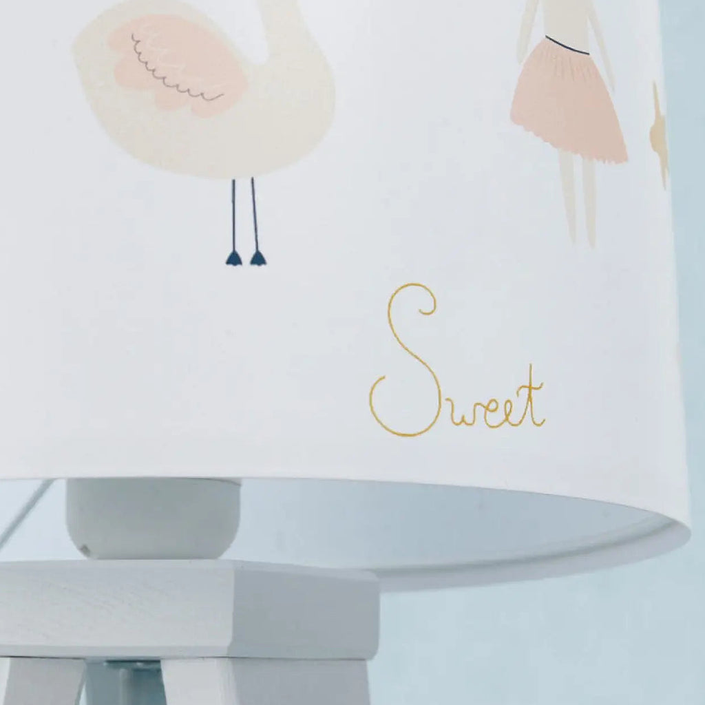 Lampe de chevet enfant à motifs animaliers, pied en bois