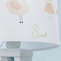 Lampe de chevet enfant à motifs animaliers, pied en bois
