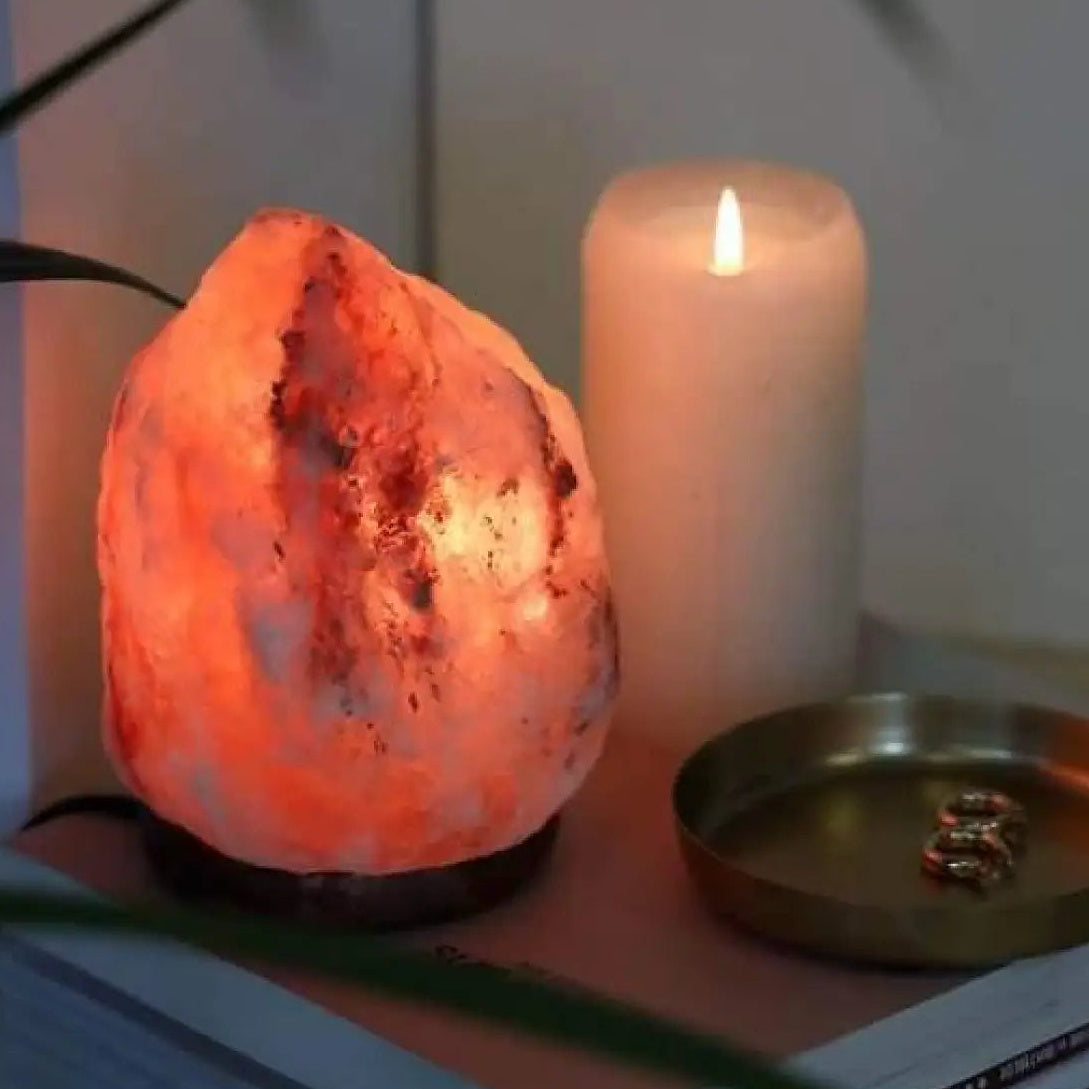 Lampe de sel de l'Himalaya, bloc de sel éclairé