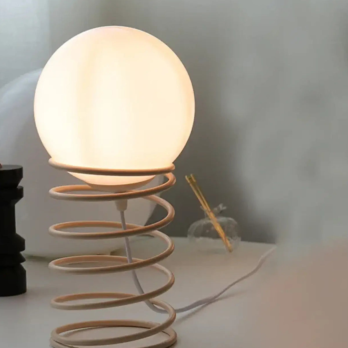 Lampe à poser au pied en spirale, cinq modèles