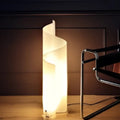 Lampe à poser plissée aux volumes géométriques