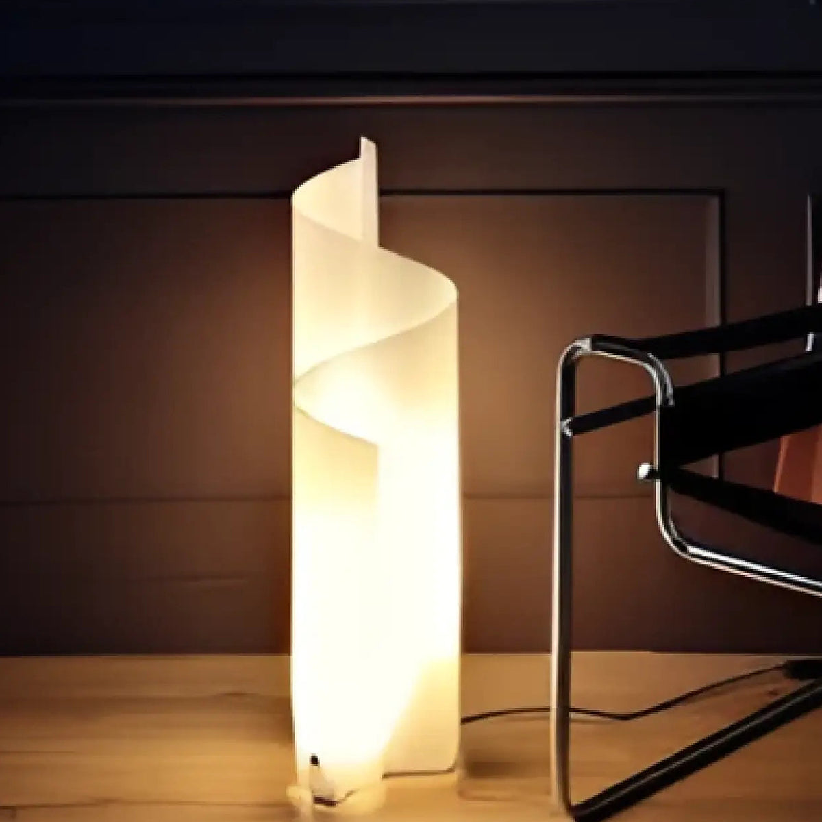 Lampe à poser plissée aux volumes géométriques