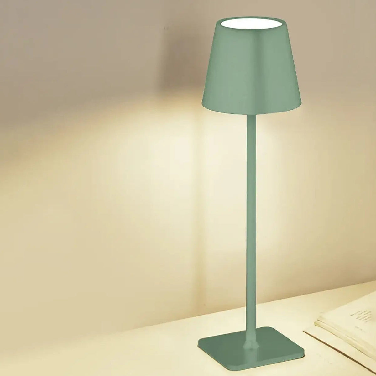 Lampe à poser abat-jour conique sur pied fin, vert ou bleu