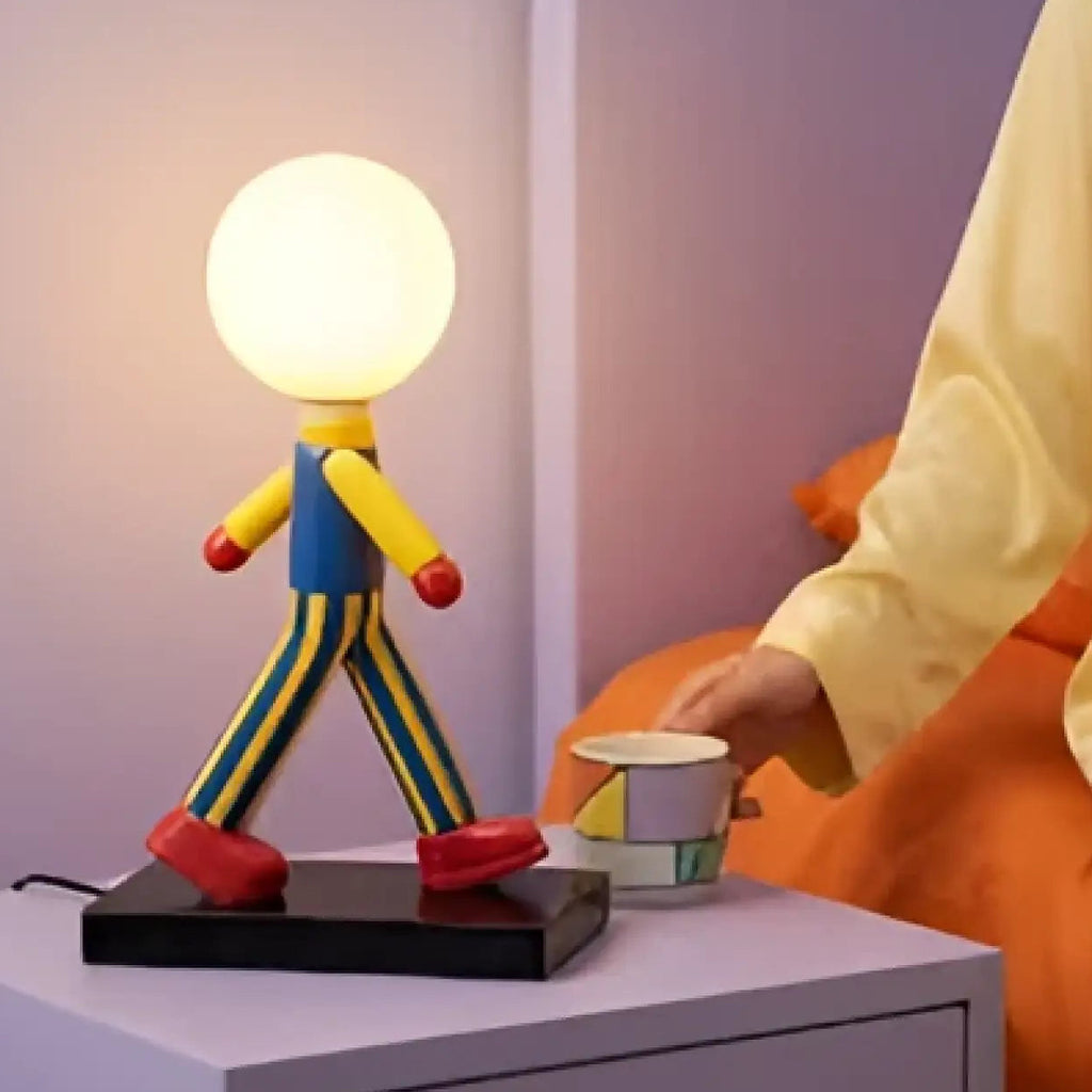 Lampe à poser figurine colorée portant un globe lumineux