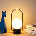 Lampe à poser sphère lumineuse sous arche métallique