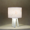 Lampe de chevet enfant en bois, dessin de conte blanc et bleu pastel