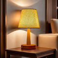 Lampe de table à pied en bois naturel et abat-jour en tissu
