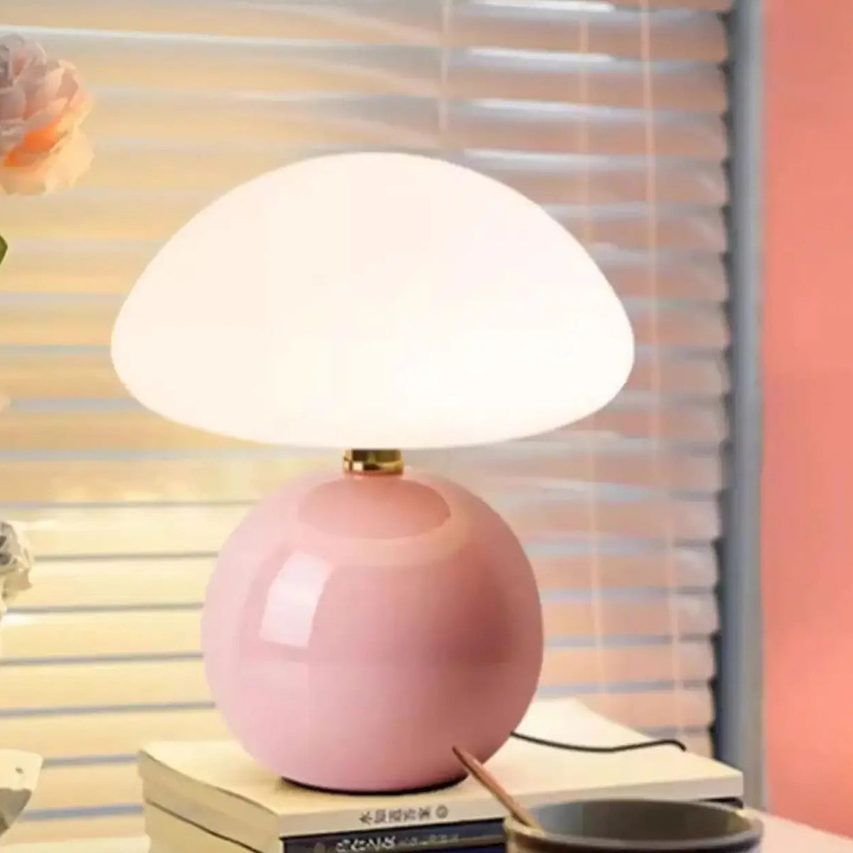 Lampe champignon rose à abat-jour opalin, style rétro