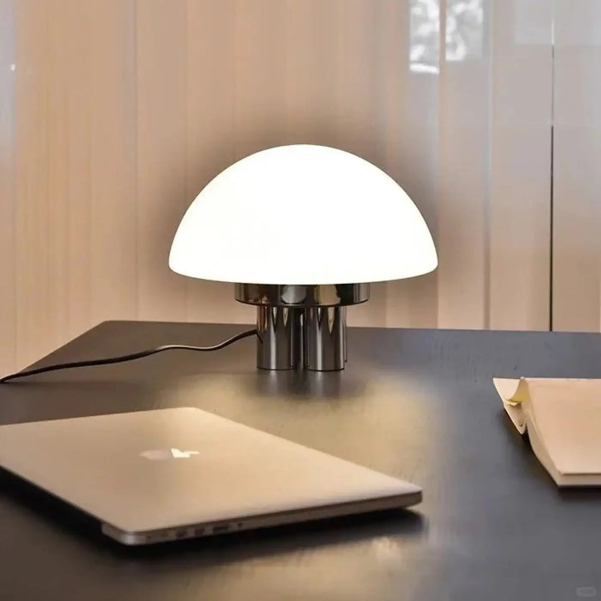 Lampe champignon en verre opalin, pied chromé