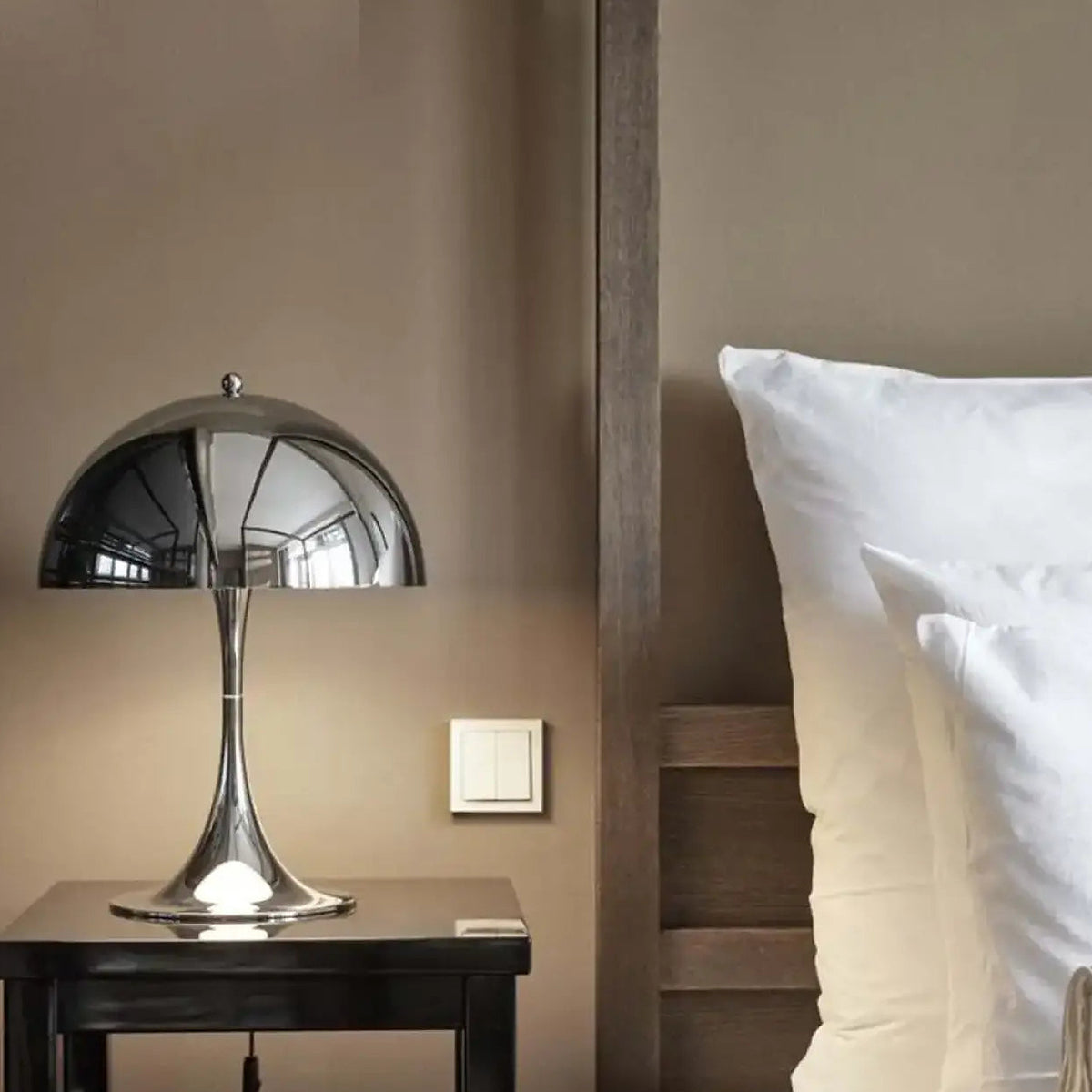 Lampe de chevet chromée au style contemporain