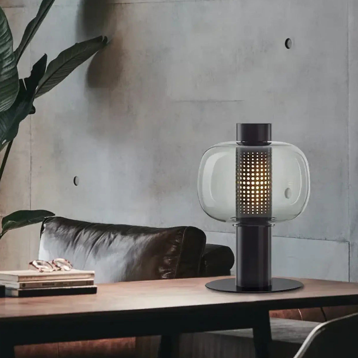 Lampe à poser en verre teinté sur base en métal, six teintes