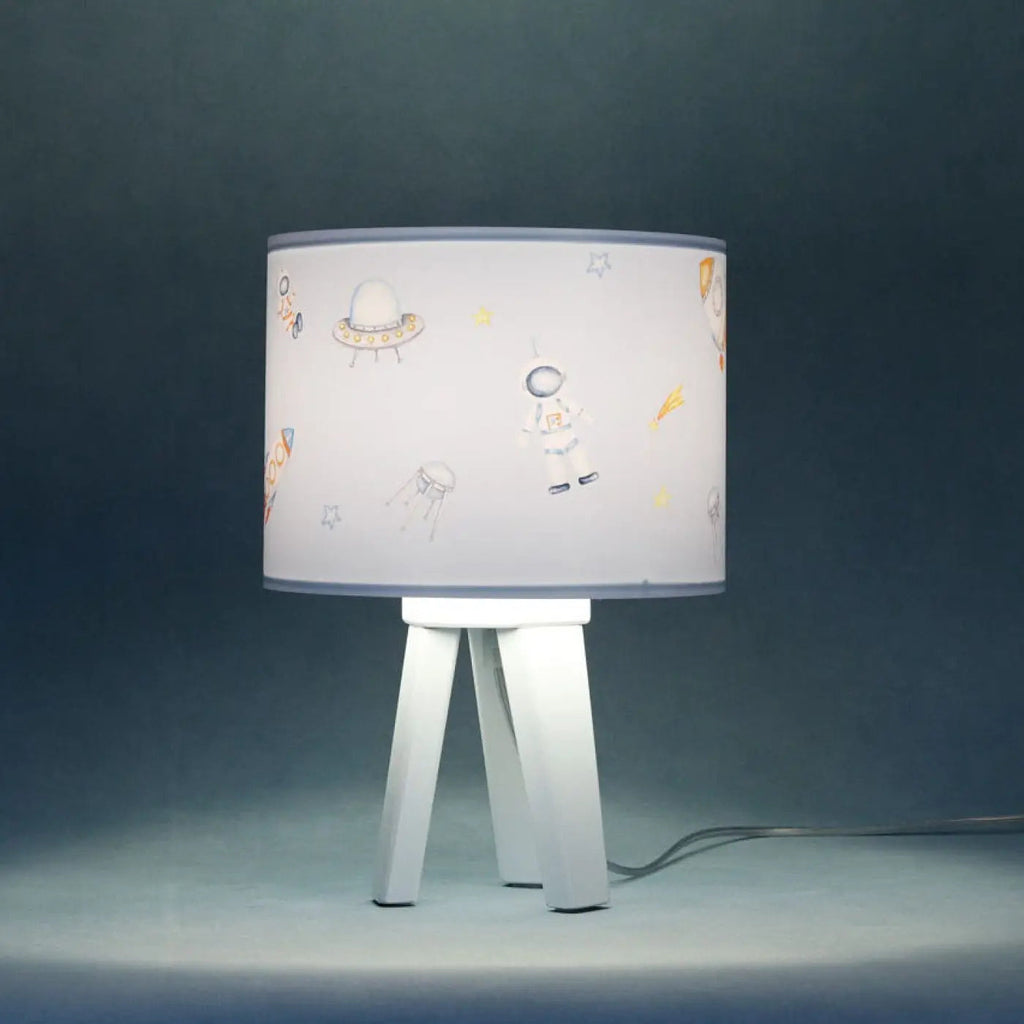 Lampe de chevet enfant fusées et astronautes, pied en bois