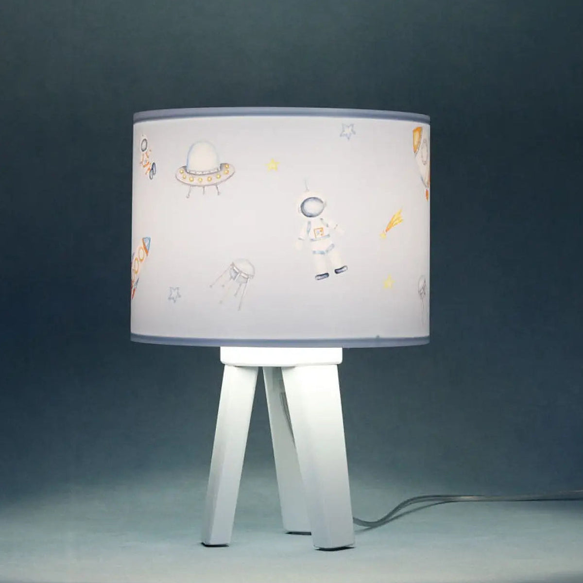 Lampe de chevet enfant fusées et astronautes, pied en bois