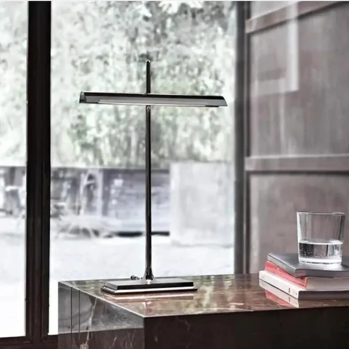 Lampe à poser abat-jour façon vitrail, base chromée, vert ou noir