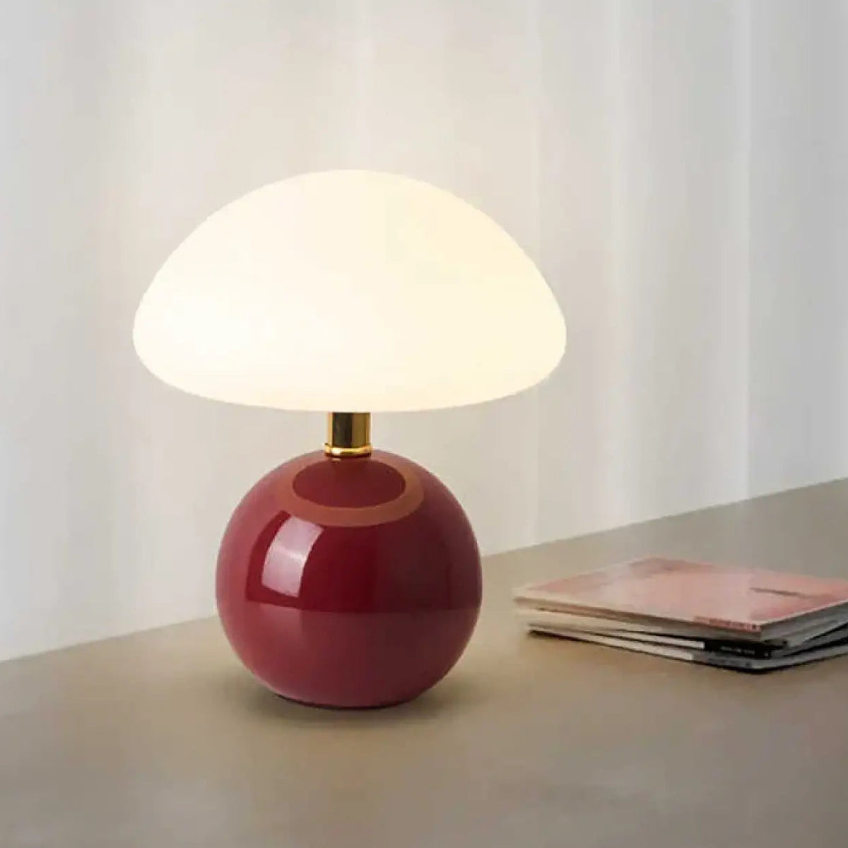 Lampe champignon, globe en verre opalin sur socle en céramique