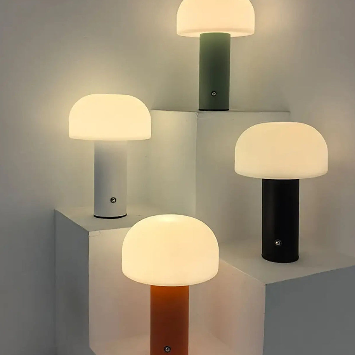 Lampe champignon aux courbes douces, noir, orange ou blanc