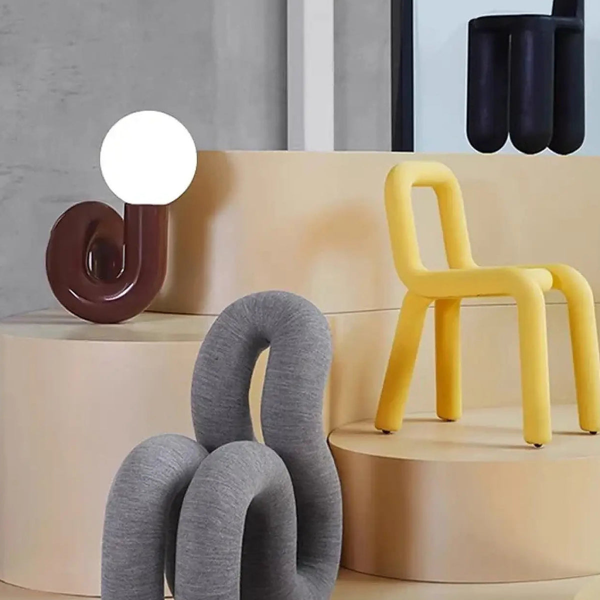 Lampe de table aux lignes arrondies, quatre choix de lumière