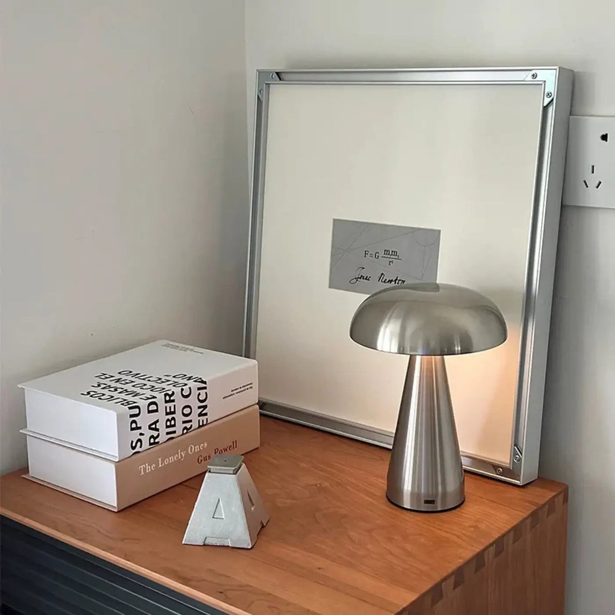 Lampe de table en métal brossé à abat-jour arrondi, quatre coloris