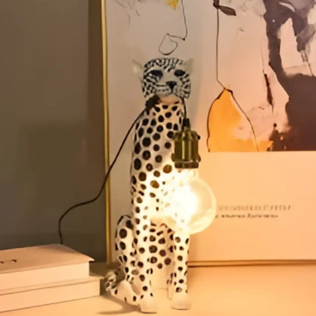 Lampe de table léopard tenant une ampoule suspendue