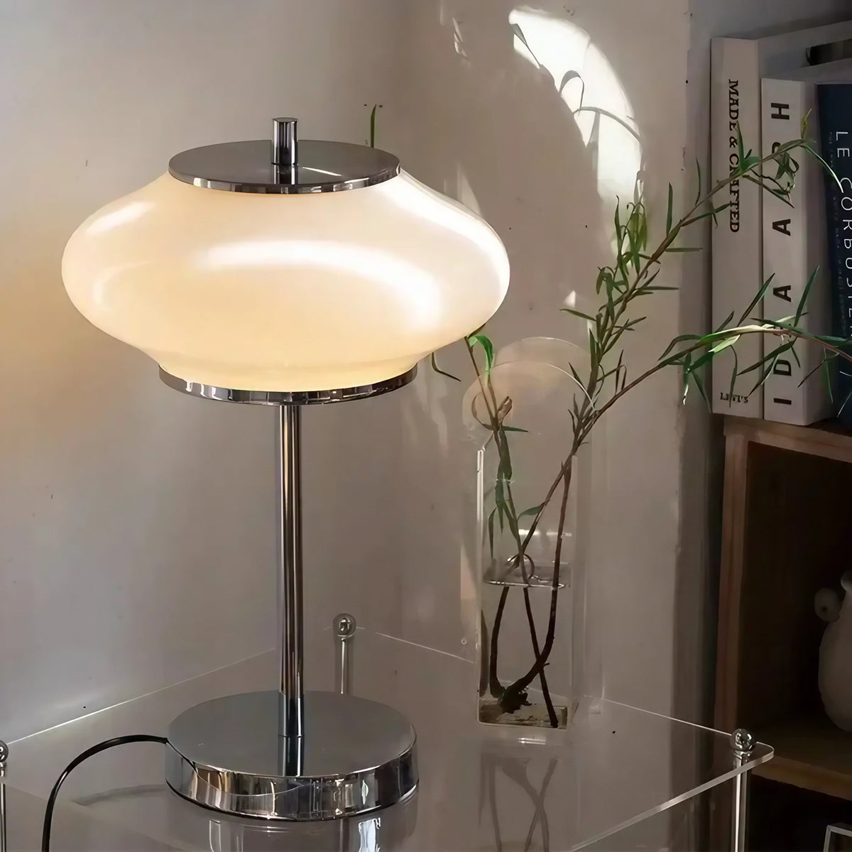 Lampe à poser vintage, large abat-jour en verre blanc